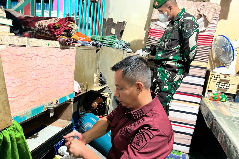 Petugas Lembaga Pemasyarakatan (Lapas) Kelas IIA Tarakan bekerjasama dengan Aparat Penegak Hukum (APH) TNI/POLRI serta Badan Narkotika Nasional Kota (BNNK) melakukan razia dengan menggeledah kamar hunian Warga Binaan Pemasyarakatan (WBP). ANTARA/HO-Humas Lapas Tarakan.