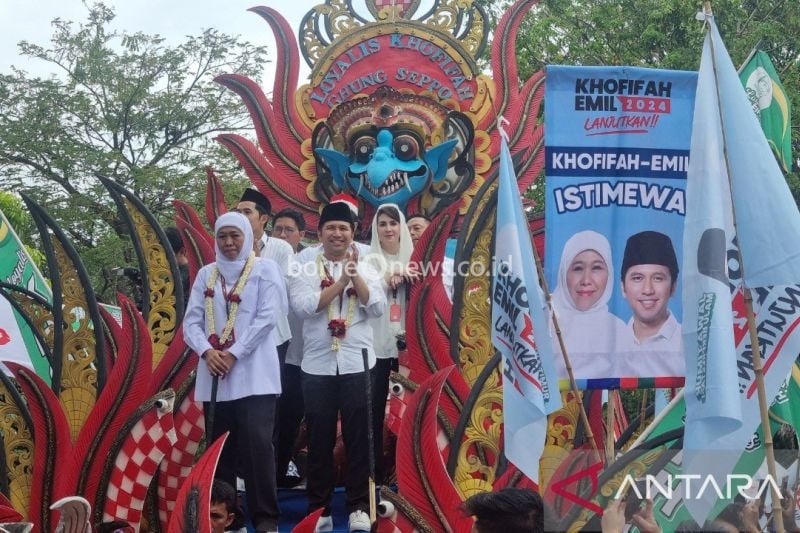 Bakal Pasangan Calon Gubernur dan Wakil Gubernur Jawa Timur Khofifah Indar Parawansa-Emil Elestianto Dardak naik uldaul Madura saat mendaftar di KPU Provinsi Jatim, Surabaya (28/8/2024). ANTARA/Willi Irawan