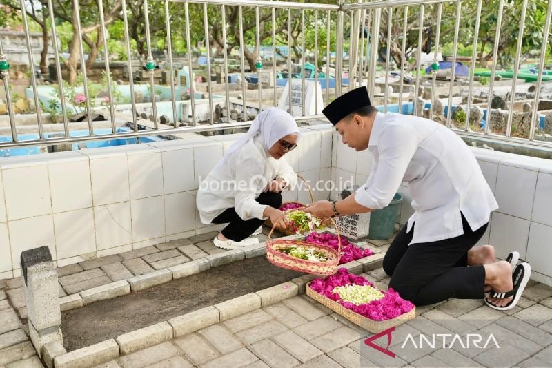 Eri Cahyadi bersama istri saat ziarah ke makam ayahanda. ANTARA/HO-Tim Eri Cahyadi