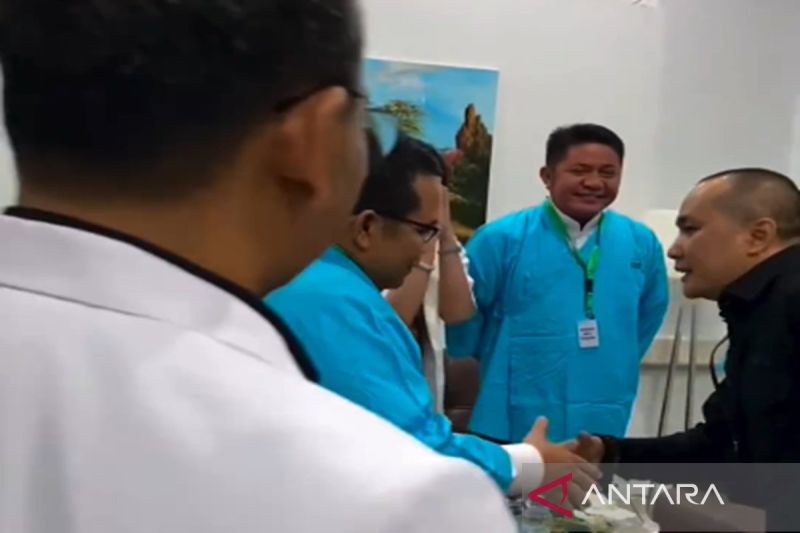 Ketua KPU Sumsel Andika bersalaman dengan para peserta Pilkada 2024 di hari pertama pemeriksaan kesehatan di RSUP Moh Hussein Palembang, Rabu (28/8/2024). (ANTARA/ HO- KPU Sumsel)