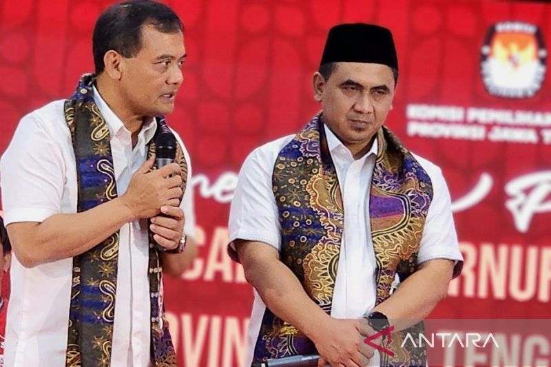 Bakal Pasangan Calon Gubernur dan Wakil Gubernur Jawa Tengah Ahmad Luthdi dan Taj Yasin Maimoen saat mendaftar ke KPU Provinsi Jateng, Semarang, Rabu (28/8/2024). ANTARA/I.C. Senjaya