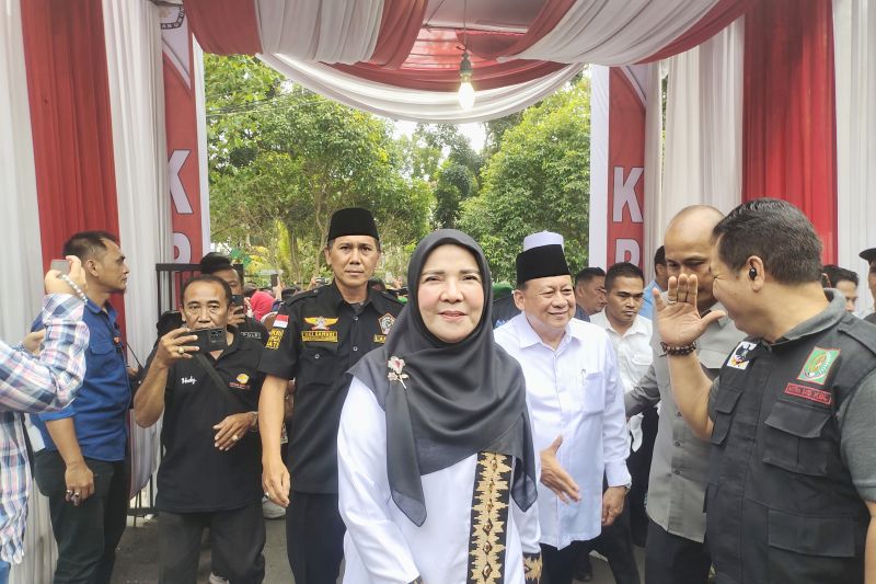 Eva-Deddy Daftar ke KPU Bandarlampung dengan Pertunjukan Seni