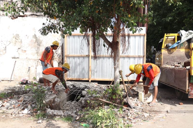 Petugas melakukan penataan di area Stasiun Kediri, Jawa Timur, Rabu (28/8/2024). ANTARA/HO-Daop 7 Madiun