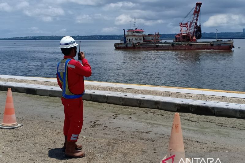 Arsip - Seorang pekerja sedang memantau proyek yang dikerjakan PTPP. ANTARA/Ahmad Wijaya