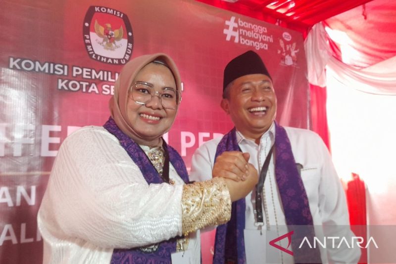 Pasangan bakal calon Wali Kota Serang dan Wakil Wali Kota Serang, Ratu Ria Maryana-Subadri Ushuludin, di Kantor KPU Kota Serang, Banten, Rabu (28/8/2024). (ANTARA/Desi Purnama Sari)
