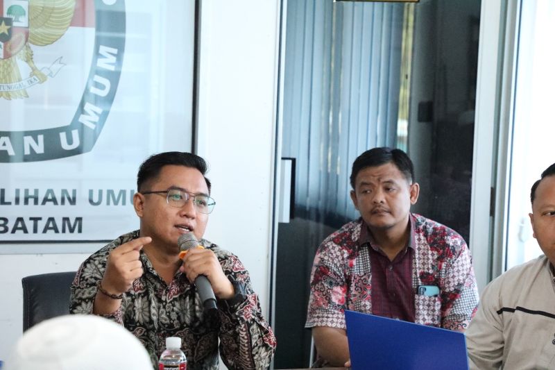 Ketua Divisi Perencanaan, Data dan Informasi KPU Kota Batam Adri Wislawawan (kiri) (ANTARA/HO-KPU Batam)