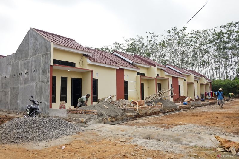 Pekerja membuat adonan pasir yang akan digunakan untuk pembangunan rumah subsidi di Kabupaten Batang, Jawa Tengah, Kamis (22/8/2024). Badan Pengelola Tabungan Perumahan Rakyat (BP Tapera) mencatat penyaluran pembiayaan rumah subsidi atau Fasilitas Likuiditas Pembiayaan Perumahan (FLPP) hingga periode 15 Agustus 2024 mencapai Rp13,62 triliun. ANTARA FOTO/Harviyan Perdana Putra/tom. (ANTARA FOTO/Harviyan Perdana Putra)