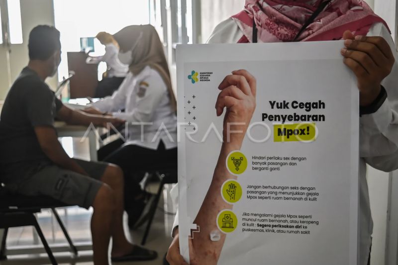 Ilustrasi-Petugas kesehatan menyosialisasikan penyakit cacar monyet kepada masyarakat di Puskesmas Kedaung, Tangerang Selatan, Banten. (ANTARA FOTO/Sulthony Hasanuddin/foc.)