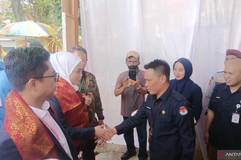 Sekretaris KPU OKU Erwin Suharja menyambut kedatangan paslon YPN-YESS untuk mendaftar sebagai peserta Pilkada 2024, Selasa (27/8/2024). (ANTARA/Edo Purmana)