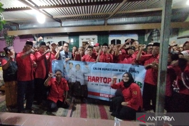 Dukungan sejumlah kader maupun simpatisan PDI Perjuangan terhadap Hartopo pada Pemilihan Bupati dan Wakil Bupati Kudus di rumah salah seorang warga di Desa Bacin, Kecamatan Bae, Kabupaten Kudus, Jawa Tengah, Selasa (27/8/2024) malam. ANTARA/Akhmad Nazaruddin Lathif