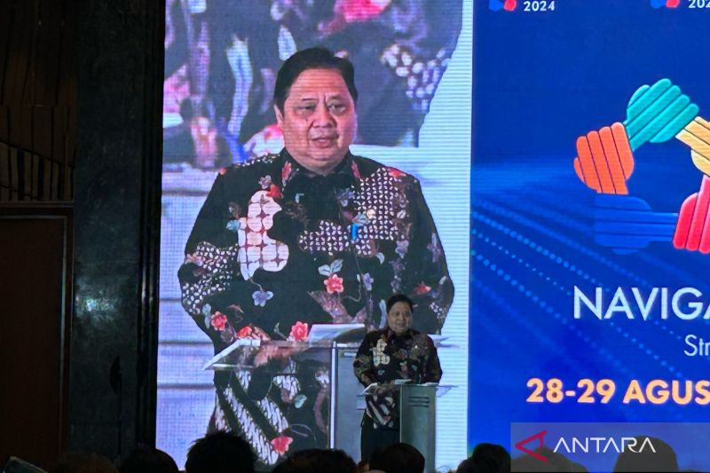 Menteri Koordinator Bidang Perekonomian Airlangga Hartarto ditemui saat membuka Indonesia Retail Summit 2024 di Jakarta, Rabu (28/8/2024). (ANTARA/Maria Cicilia Galuh)