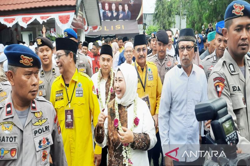 Pasangan calon gubernur dan wakil gubernur Kalimantan Selatan Raudatul Jannah alias Acil Odah dan Akhmad Rozanie Himawan saat mendaftar ke Komisi Pemilihan Umum (KPU) Kalsel untuk Pilkada 2024, Rabu (28/8/2024). (ANTARA/Firman)