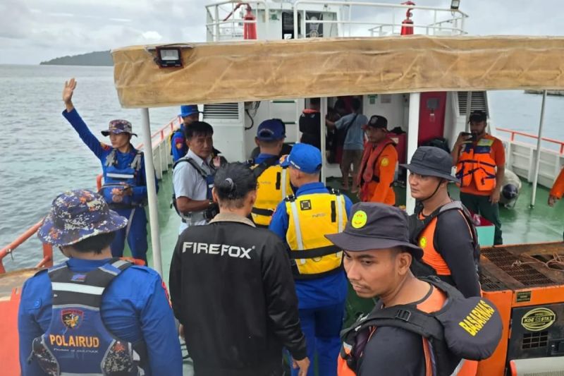 Tim SAR Gabungan Berhasil Evakuasi 12 Penumpang Kapal Tenggelam
