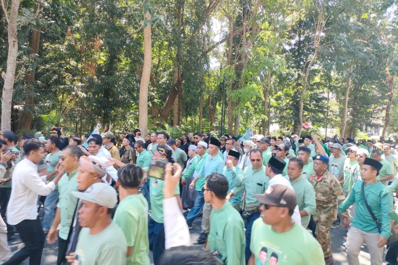 Relawan salah satu bakal paslon Pilkada Lombok Timur saat mendaftar di kantor KPU Lombok Timur, Nusa Tenggara Barat (NTB), Rabu (28/8/2024) (ANTARA/Akhyar Rosidi)