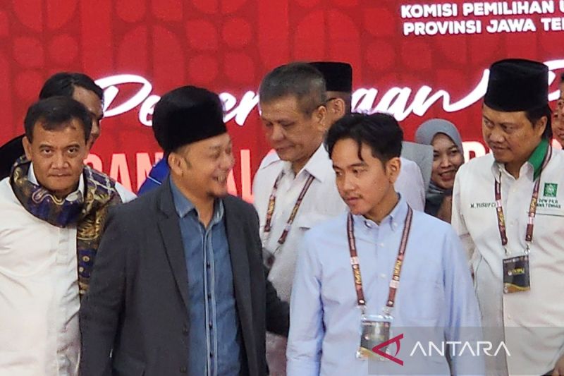 Ketua KPU Provinsi Jateng Handi Tei Ujiono berbincang dengan Calon Wakil Presiden Terpilih Gibran Rakabuming Raka saat menerima pendaftaran pasangan Ahmad Luthfi-Taj Yasin di Semarang, Jawa Tengah, Rabu (28/8/2024). ANTARA/I.C. Senjaya