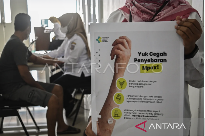 Arsip foto - Petugas kesehatan menyosialisasikan penyakit cacar monyet kepada masyarakat di Puskesmas Kedaung, Tangerang Selatan, Banten, Rabu (1/11/2023). Kemenkes menyatakan terdapat 27 kasus penderita cacar monyet per Oktober 2023, dan mengimbau masyarakat untuk menjaga perilaku hidup bersih serta menghindari kontak langsung dengan orang atau hewan yang terinfeksi guna mencegah meluasnya penularan penyakit tersebut di Indonesia. ANTARA FOTO/Sulthony Hasanuddin/foc.