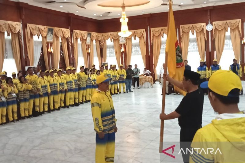 Gubernur Kalsel H Sahbirin Noor (baju hitam) saat menyerahkan bendera kontingen kepada komandan kontingen Kalsel ke PON Aceh-Sumut 2024 di Gedung Mahligai Pancasila Banjarmasin, Rabu (28/8/2024) (ANTARA/Sukarli)
