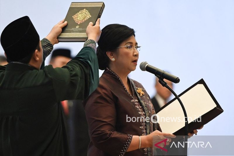 Deputi Gubernur Senior Bank Indonesia Destry Damayanti (kanan) mengucapkan sumpah jabatan saat pelantikannya di Mahkamah Agung, Jakarta, Rabu (7/8/2024). Deputi Gubernur Senior Bank Indonesia periode 2019-2024 itu resmi menjabat kembali menjadi Deputi Gubernur Senior Bank Indonesia periode 2024-2029. ANTARA FOTO/Fauzan/Spt.