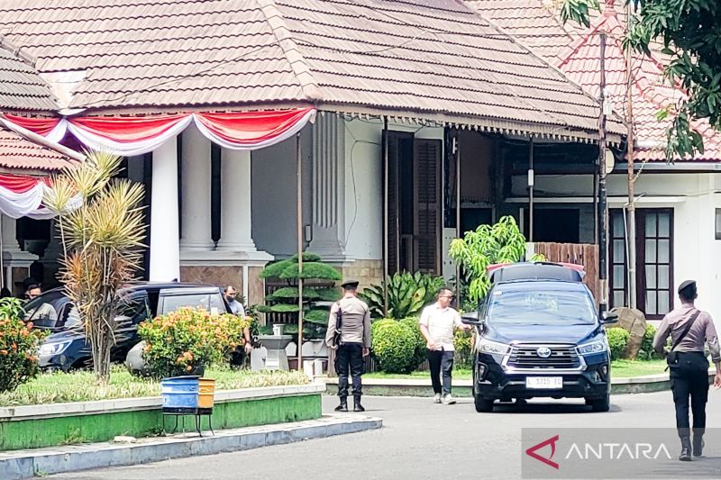 Sejumlah penyidik KPK bersiap naik ke mobil usai melakukan penggeledahan Pendopo Kabupaten Situbondo, Jawa Timur. Rabu (28/8/2024) ANTARA/Novi Husdinariyanto