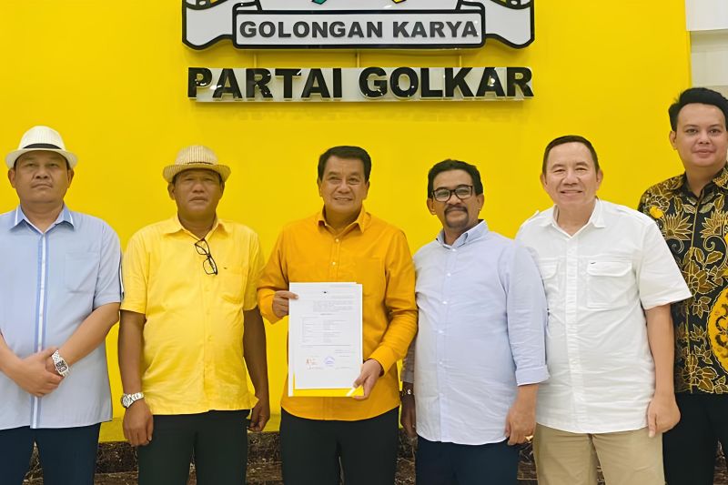 Dewan Pimpinan Pusat (DPP) Partai Golongan Karya (Golkar) secara resmi memberikan formulir persetujuan B1 KWK kepada pasangan calon (paslon) bupati/wakil bupati Tangerang Maesyal Rasyid-Intan Nurul Hikmah untuk maju di Pilkada 2024. ANTARA/HO-Golkar