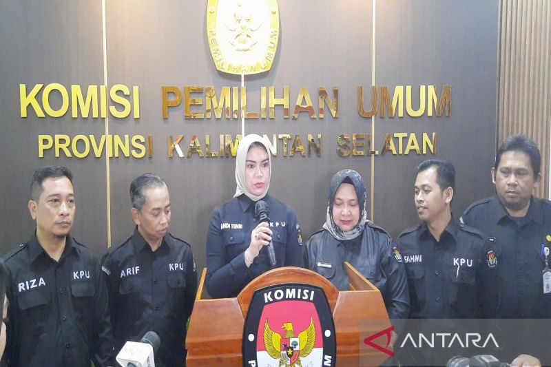 Ketua KPU Kalsel Andi Tenri Sompa bersama anggota memberikan keterangan ke media di Banjarmasin, Rabu (28/8/2024). (ANTARA/Firman)