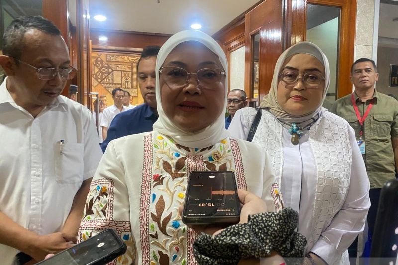 Menaker Ida Fauziyah (tengah) ketika ditemui wartawan usai rapat kerja tertutup dengan Komisi IX DPR RI di Jakarta, Rabu (28/8/2024) (ANTARA/Prisca Triferna)