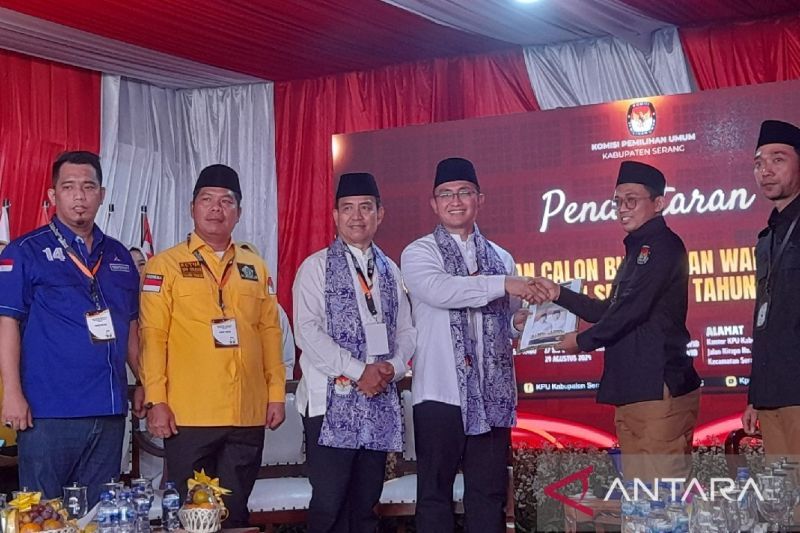 Pasangan bakal calon bupati dan wakil bupati Serang Andika Hazrumi-Nanang Supriatna resmi mendaftar ke Komisi Pemilihan Umum (KPU) Kabupaten Serang, Rabu (28/8/2024). (ANTARA/Desi Purnama Sari)
