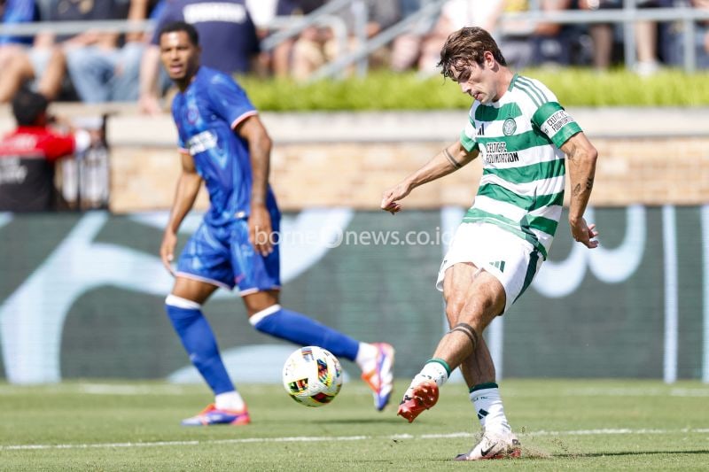 Matt O'Riley (kanan) menendang bola saat laga persahabatan pra-musim antara Celtic dengan Chelsea di Notre Dame Stadium, Indiana, pada 27 Juli 2024. (Photo by KAMIL KRZACZYNSKI / AFP) (AFP/KAMIL KRZACZYNSKI)