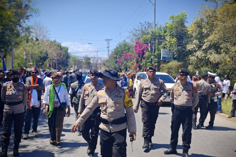 Aparat pengamanan dari Polda NTT saat bertugas di Depan Kantor KPU NTT. ANTARA/Ho-Humas Polda NTT
