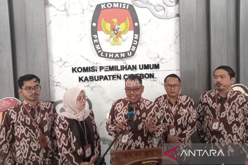 Ketua KPU Kabupaten Cirebon Esya Karnia Puspawati (dua dari kiri) saat memberikan keterangan terkait Pilkada 2024 di Cirebon, Jawa Barat. (ANTARA/Fathnur Rohman)