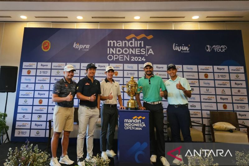 Miguel Tabuena, Jonathan Wijono, Gabriel Hansel Hari, Gaganjeet Bhullar, Nitithorn Thippon (ki-ka) berfoto usai konferensi pers Mandiri Indonesia Open 2024 di Damai Indah Golf Pantai Indah Kapuk, Jakarta, Rabu (28/8/2024). (ANTARA/RAUF ADIPATI)