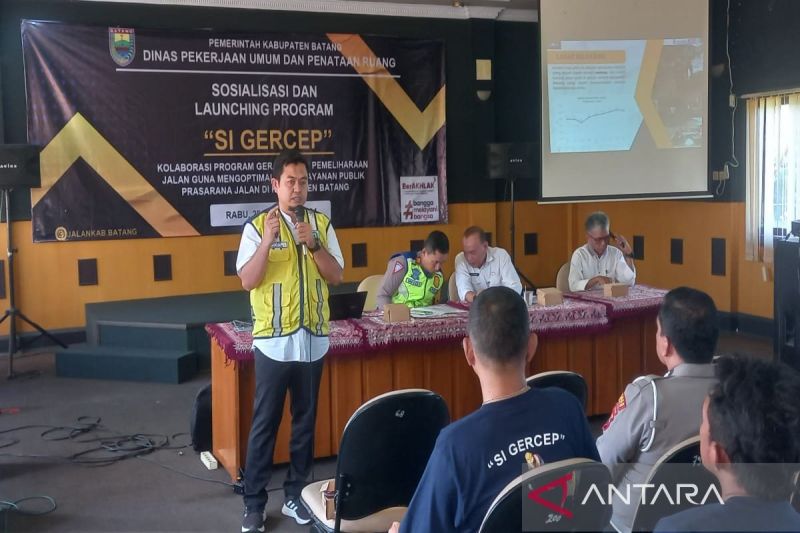 Kepala Bidang Prasarana Jalan dan Jembatan Dinas Pekerjaan Umum dan Penataan Ruang Kabupaten Batang Endro Suryono sedang memberikan pengarahan pada peserta diskusi di Batang, Rabu (28/8/2024). (ANTARA/Kutnadi)