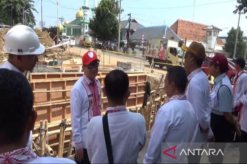 Wali Kota Pekalongan Afzan Arslan Djunaid melakukan monitoring dan evaluasi pembangunan rumah pompa di Kampung Bugisan, Pekalongan, Jateng, Selasa (27/8/2024). ANTARA/Kutnadi