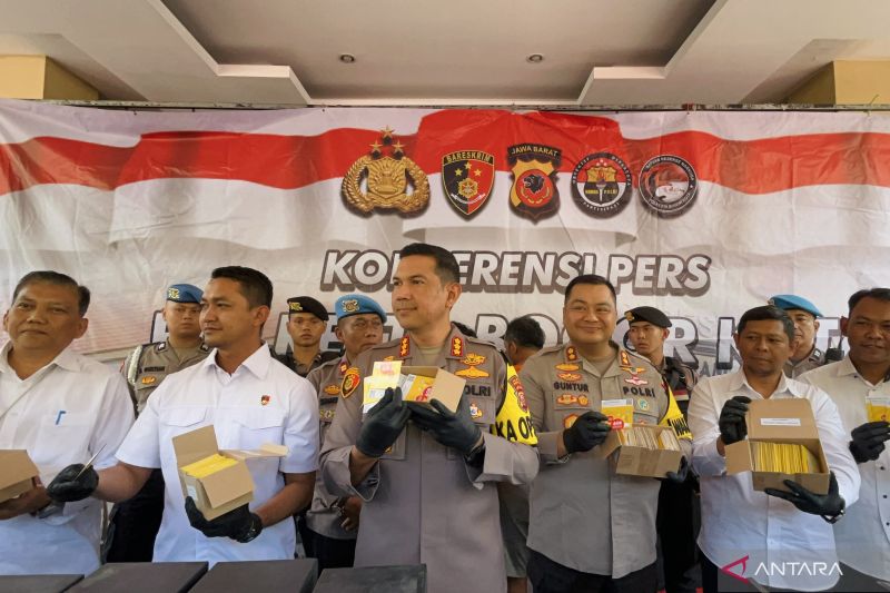 Polresta Bogor Kota menunjukkan barang bukti pencurian data kependudukan yang terjadi di wilayahnya. (ANTARA/Shabrina Zakaria)