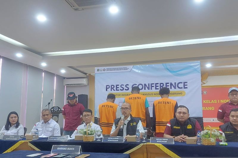 Kepala Divisi Keimigrasian Kemenkumham Banten Dadan Gunawan memberikan penjelasan terkait kegiatan operasi gabungan yang berhasil mengamankan tiga WNA karena diduga melakukan tindakan yang menganggu ketertiban umum dalam acara konpres di Kantor Imigrasi Kelas I Khusus Non TPI Tangerang, Rabu (28/8/2024). ANTARA/Irfan