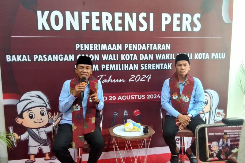 Bakal pasangan calon Wali Kota dan Wakil Wali Kota Palu Hidayat dan Andi Nur B. Lamakarate memberikan keterangan kepada media usai pendaftaran di Palu, Rabu (28/8/2024). (ANTARA/Nur Amalia Amir)
