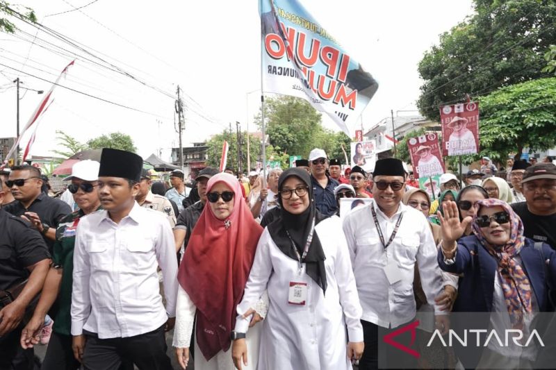 Pasangan calon Ipuk Fiestiandani dan Mujiono berjalan kaki mendaftarkan diri ke KPU Banyuwangi, Jawa Timur. Rabu (28/8/2024) ANTARA/Novi Husdinariyanto