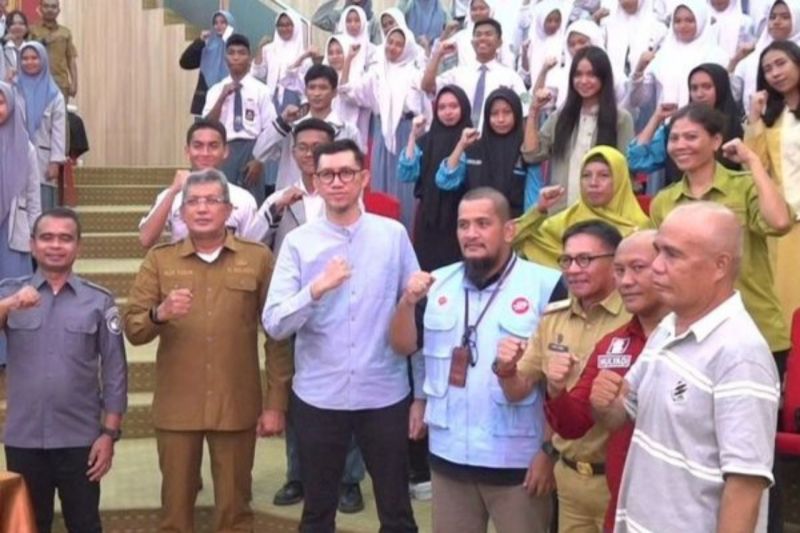 Foto bersama Pj Wali Kota Kendari dan tamu undangan serta para siswa SMA dan SMK se-Kota Kendari. (Antara/HO-Pemkot Kendari)