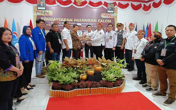 Proses pendaftaran Pasangan Calon Bupati dan Wakil Bupati Barito Timur, Ariantho S Muler dan H Ahmadi (ARAH), di Aula KPU Barito Timur, Rabu, 28 Agustus 2024. (FOTO: BOLE MALO)