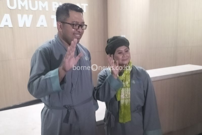 Pasangan bakal calon gubernur (Bacagub) dan bakal calon wakil gubernur (Bacawagub) Jawa Timur Luluk Nur Hamidah (kanan) dan Lukmanul Khakim (kiri) melakukan tes kesehatan di Rumah Sakit Fatmawati Jakarta Selatan, Rabu (28/8/2024) (ANTARA/Walda Marison)