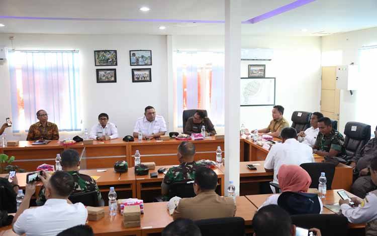 Menteri Pertaniao, Andi Amran Sulaiman saat rakor bersama Gubernur Kalteng, Sugianto Sabran dan stakeholders di Kalteng, Rabu, 28 Agustus 2024. (FOTO:KEMENTAN RI)