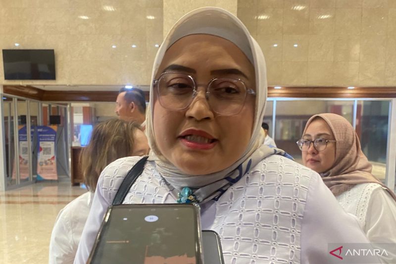 Dirjen PHI dan Jamsos Kemnaker Indah Anggoro Putri ketika ditemui usai rapat kerja dengan Komisi IX DPR RI di Jakarta, Rabu (28/8/2024). ANTARA/Prisca Triferna.