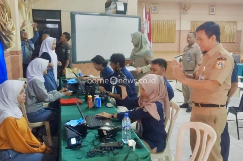 Suku Dinas Kependudukan dan Pencatatan Sipil (Sudin Dukcapil) Jakarta Barat melakukan perekaman KTP elektronik di SMA 112 Kembangan, Rabu (28/8/2024). ANTARA/HO-Pemkot Jakbar
