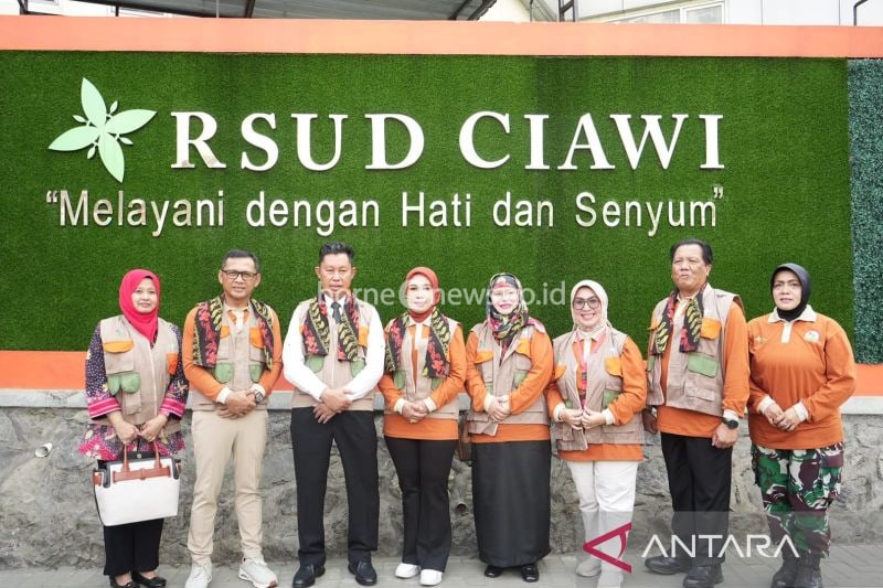 Penjabat Bupati Bogor Asmawa Tosepu di RSUD Ciawi, Kabupaten Bogor, Jawa Barat. (ANTARA/HO-Humas Pemkab Bogor)