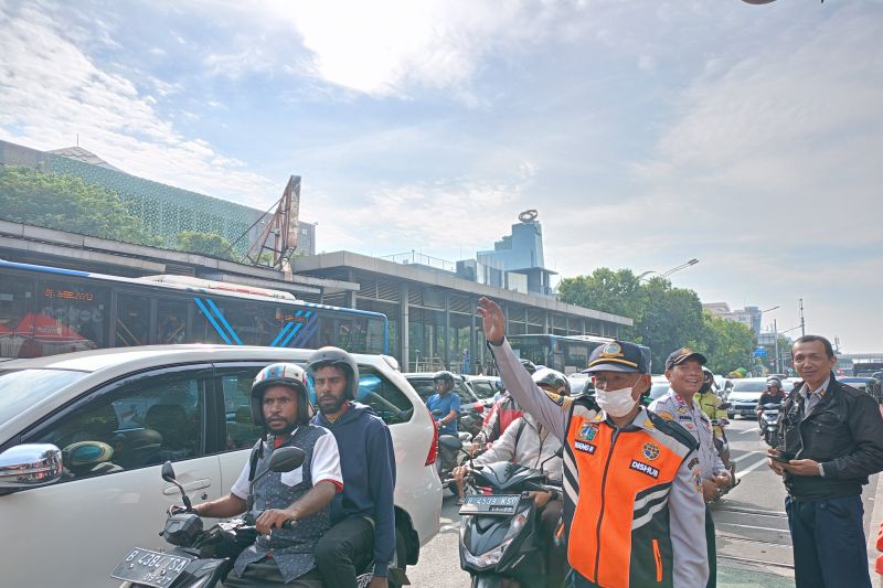 Kondisi lalu lintas ramai lancar di depan kantor Komisi Pemilihan Umum (KPU) DKI Jakarta, Jalan Salemba Raya, Senen, Jakarta Pusat pada Rabu (28/8/2024). ANTARA/Siti Nurhaliza