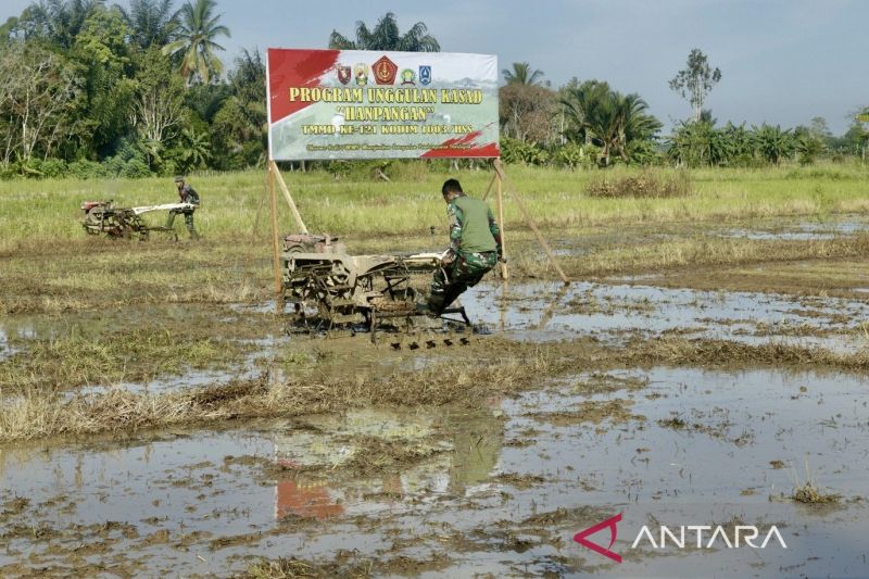 Satgas TMMD Ke-121 Kodim 1003/HSS menggarap lahan ketahanan pangan di Desa Gumbil, Kabupaten Hulu Sungai Selatan, Kalimantan Selatan, Selasa (6/8/2024). ANTARA/Tumpal Andani Aritonang