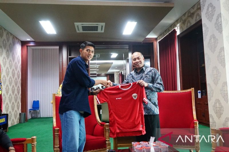 Pemain Persebaya Surabaya Malik Risaldi saat bertemu dengan Rektor UM Surabaya Dr Sukadiono di kampus setempat, Rabu (28/8/2024). ANTARA/Willi Irawan.