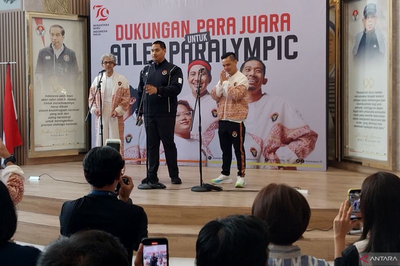 Menteri Pemuda dan Olahraga Dito Ariotedjo (tengah) didampingi perancang busana Didiet Maulana (kiri) dan perwakilan Mills saat memberikan keterangan dalam acara konferensi pers bertema "Mendukung Juara untuk Atlet Paralympic 20224" di Kantor Kemenpora, Jakarta, Rabu (28/8/2024). (ANTARA/Aloysius Lewokeda)