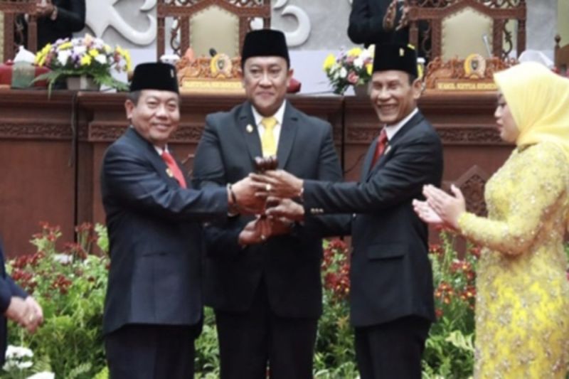 Penyerahan palu sidang oleh Ketua DPRD Kalteng lama yakni Wiyatno kepada Ketua Sementara DPRD Arthon S Dohong disaksikan Wakil Gubernur Edy Pratowo di Palangka Raya, Rabu (28/8/2024). (ANTARA/HO-Diskominfosantik Kalteng)