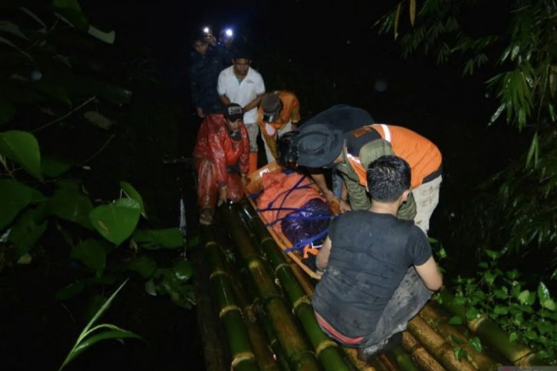 Arsip foto - Tim SAR melakukan evakuasi korban erupsi Gunung Marapi yang mengalami luka bakar di jalur pendakian proklamator, Nagari Batu Palano, Agam, Sumatera Barat, Senin (4/12/2023) dini hari. (ANTARA/Iggoy el Fitra)